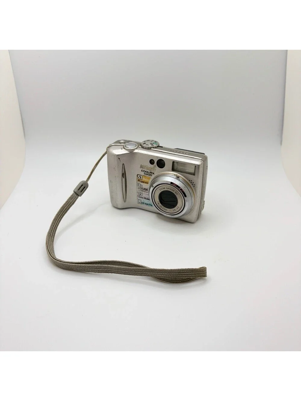 Nikon Digital Camera COOLPIX 5200 Silver No Battery Turns On Cracked Screen C139